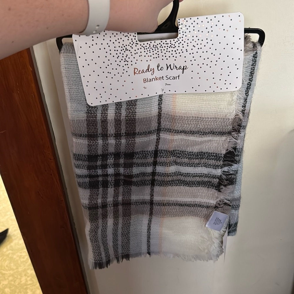Plaid Scarf NWT smoke free home